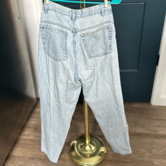 Vintage High-Rise Light Wash Mom Jeans - Picture 2 of 8